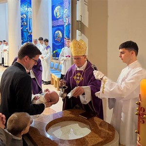 Biskup Gorski krstio peto dijete obitelj Čuljak u Sesvetama